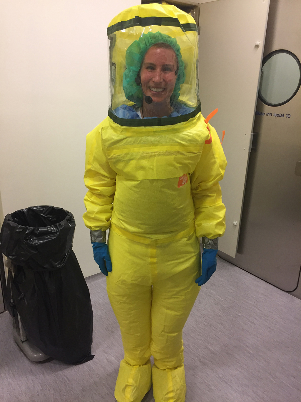 Psykososialt kriseteam deltar i øvelser sammen med kolleger. Her er Hovland kledd for CBRNE-øvelse.