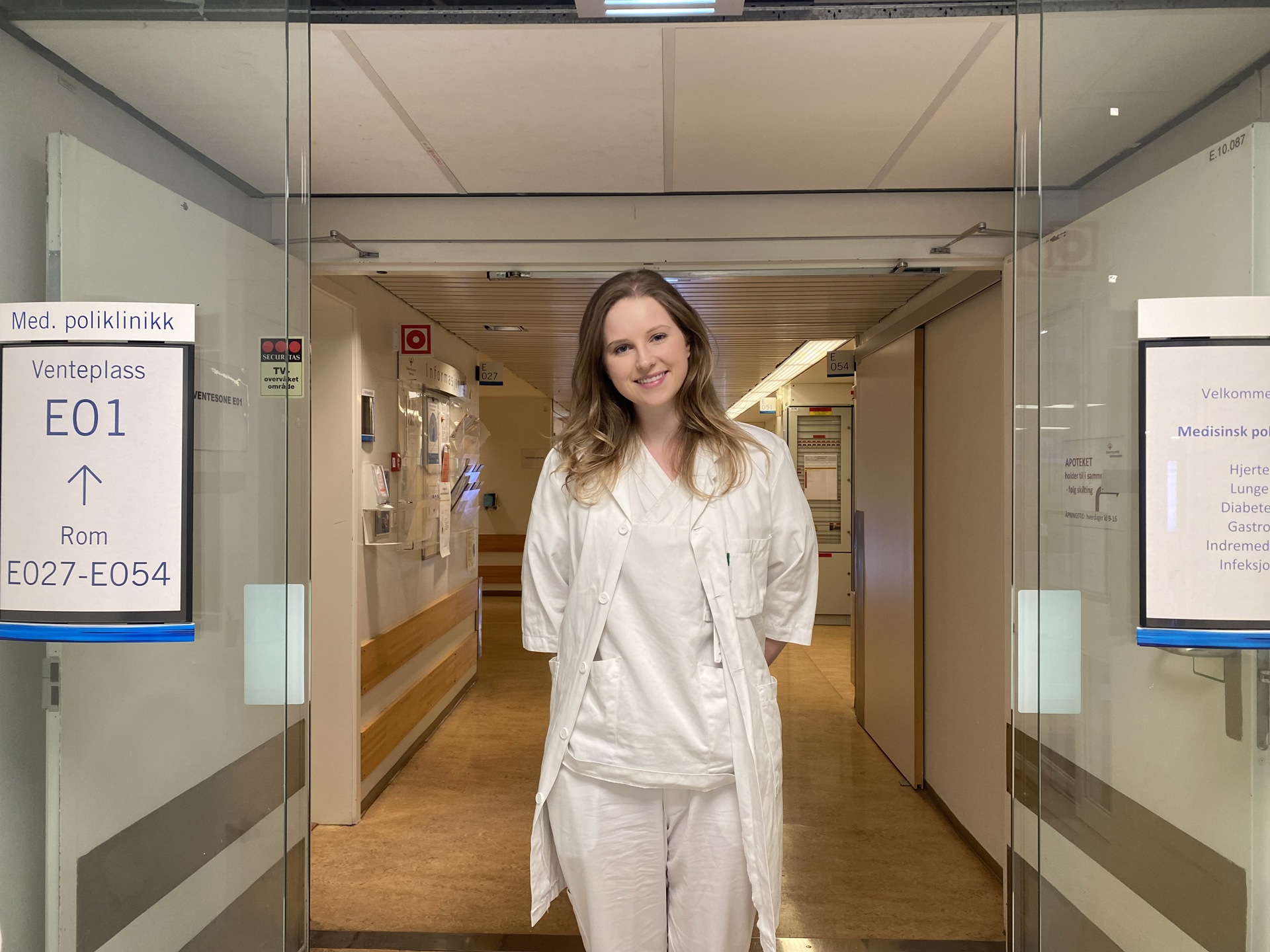 Kvinnelig lege i korridor. Rannei Hosar. Foto: Mathilde Hernholm