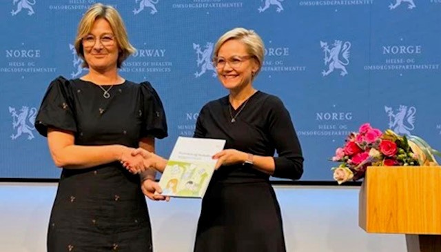 Utvalgsleder Thorsen-Dahl opplevde helseminister Ingvild Kjerkol som interessert under overleveringen.