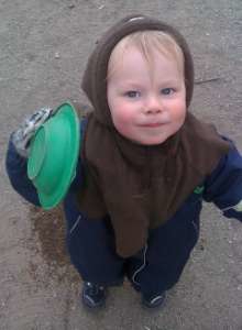 Barn som strekker seg etter kamera