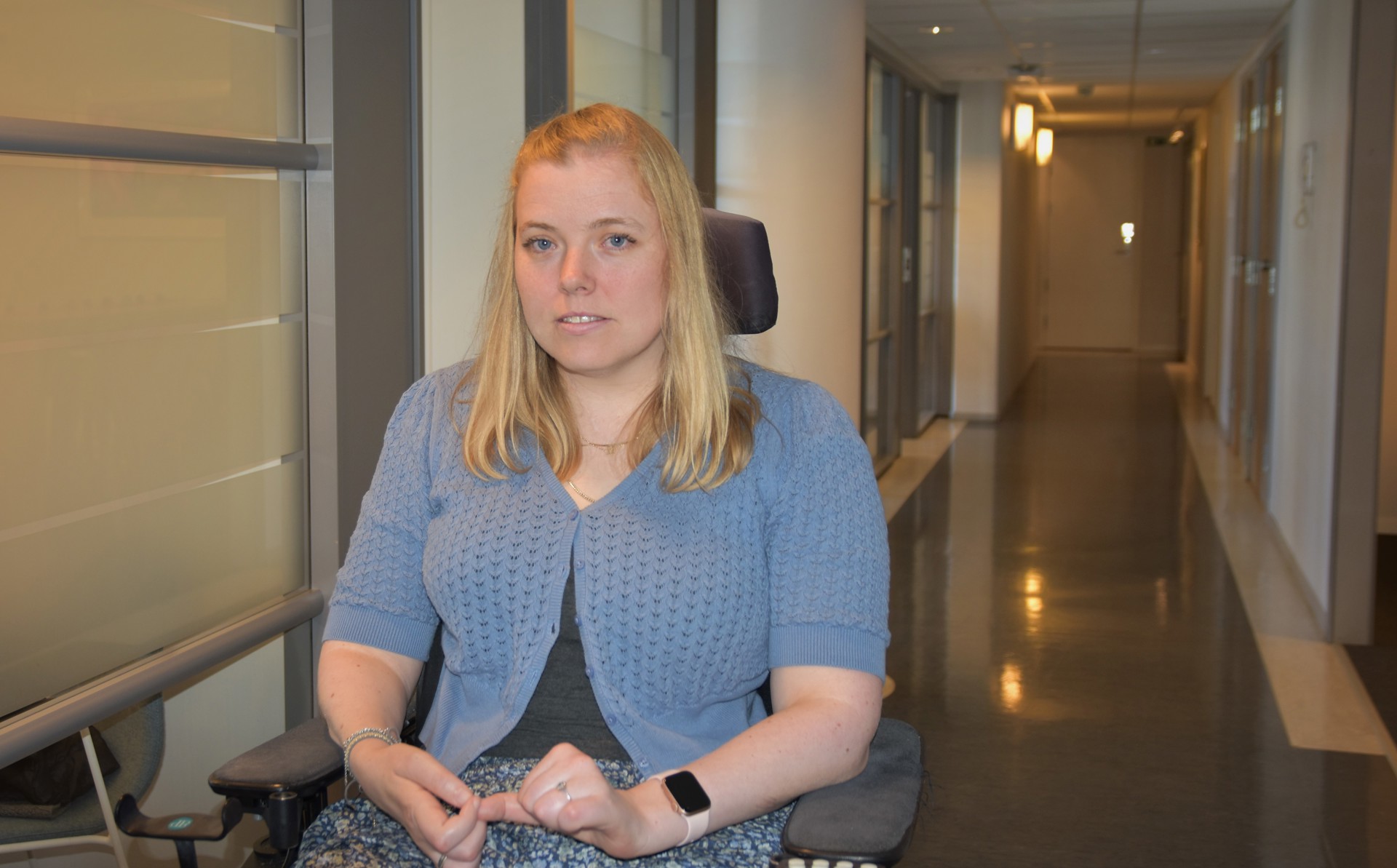 Jente i rullestol i sykehuskorridor. Carine Øien-Ødegaard, foto Lisbeth Nilsen