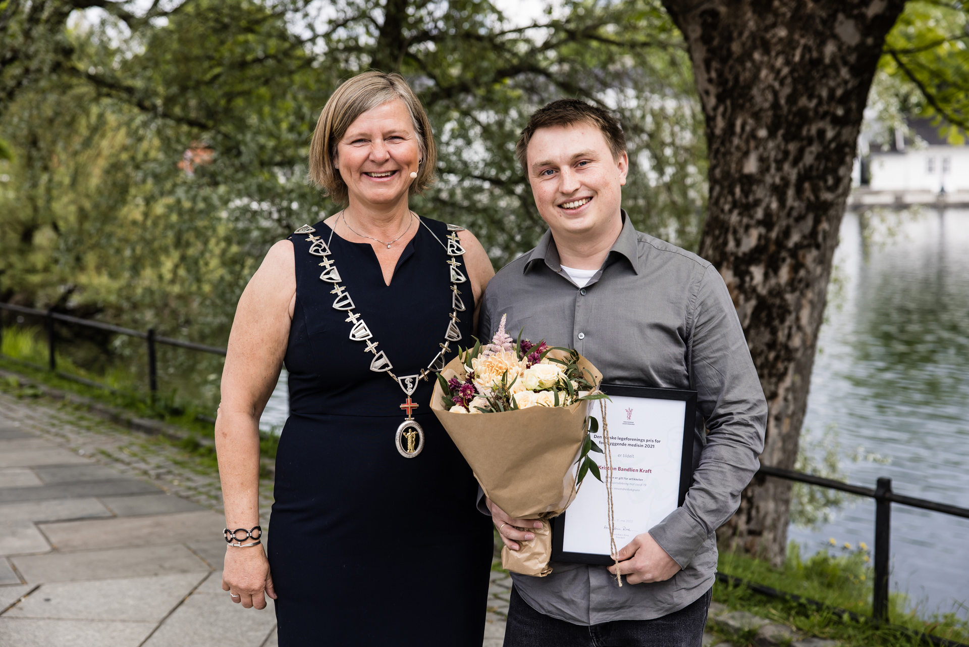 Prisvinner Kristian Bandlien Kraft sammen med president Anne-Karin Rime