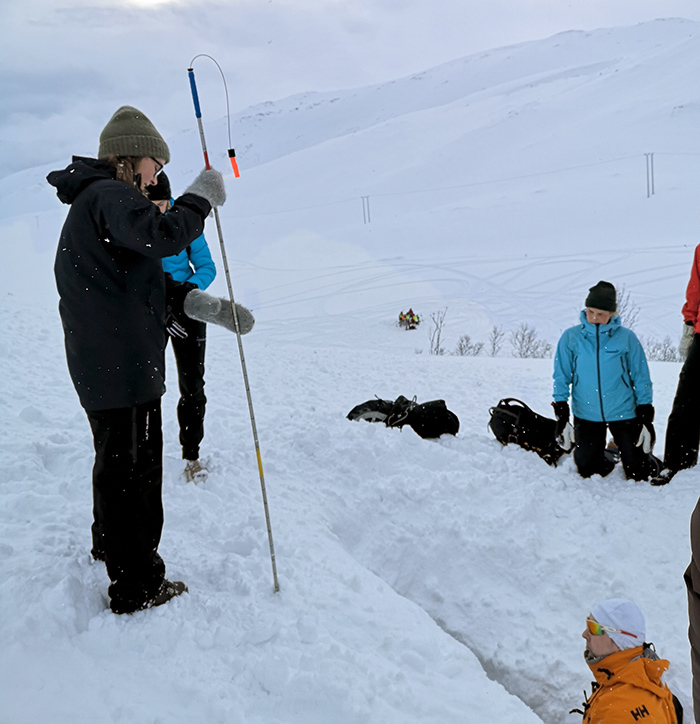 Søk etter overlevende etter snøras