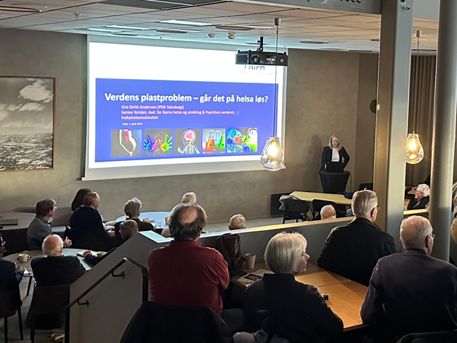 Gro Dehli Andersen foreleste om plastproblemet