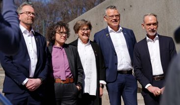 Partene i KS-oppgjøret Geir Røsvoll (Unio), Tonje Leborg (Akademikerne), Mette Nord (LO), Trond Ellefsen (YS) og Tor Arne Gangsø (KS) rett i forkant av møtet. Foto: Akademikerne/​Hanna Hagenes.