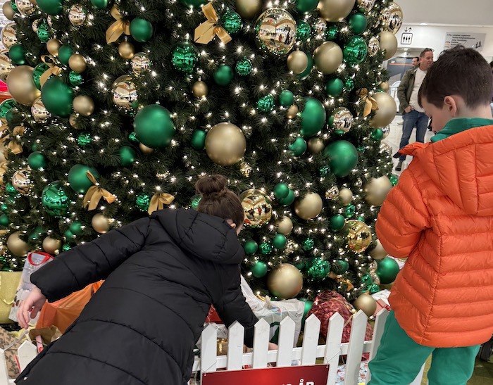 Juletre med barn som leker