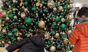 Juletre med barn som leker