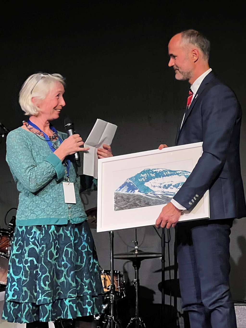 Dr Ståle Sagabråten receiving prize from Anette Fosse during PMU 2022.  Foto: Trygve Skonnord