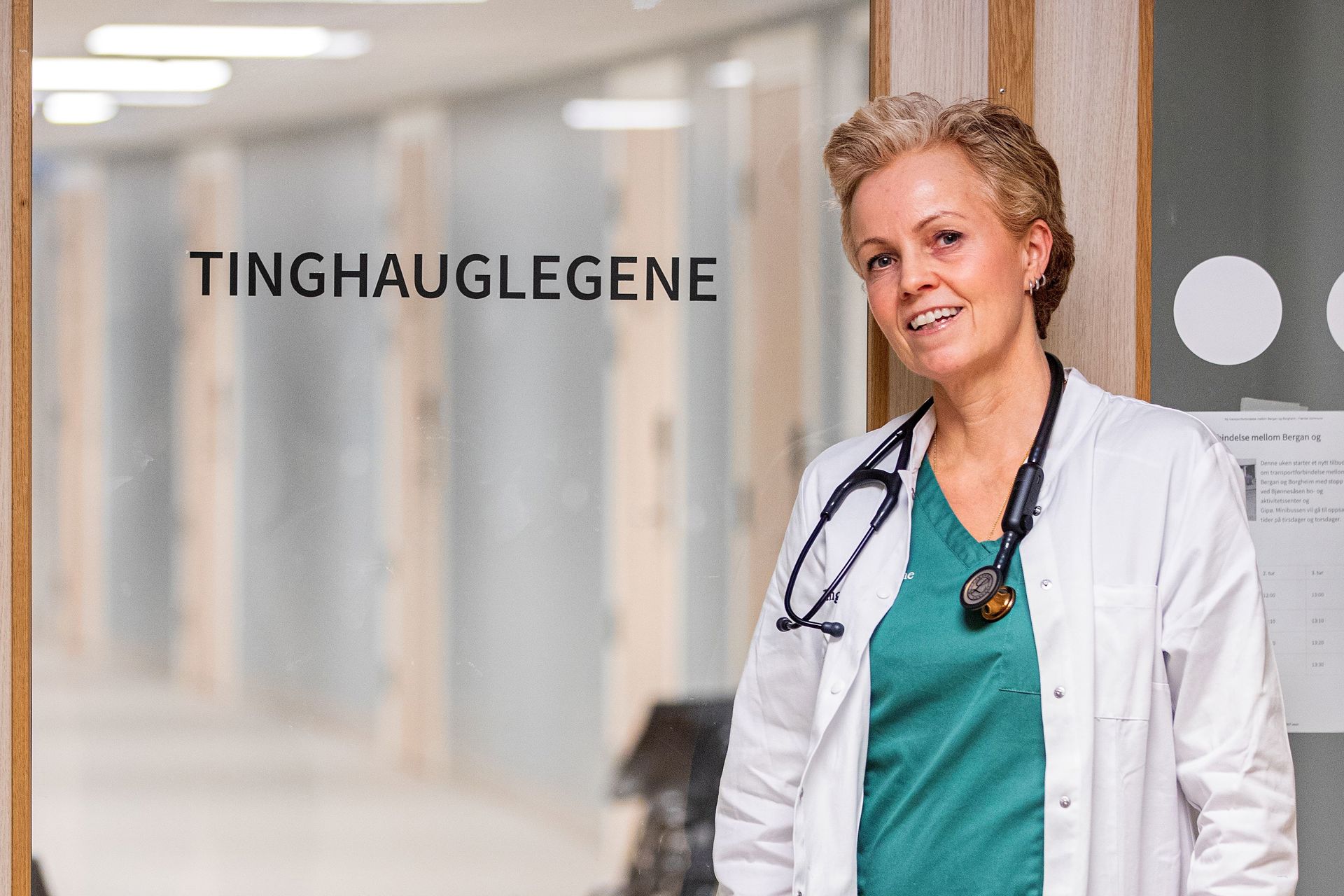 Kvinnelig lege foran glassvegg til korridor. Cathrine Abrahamsen. Foto: Peder Gjersø