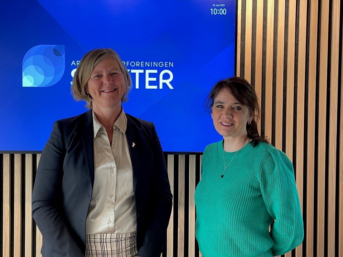 Anne-Karin Rime og Anne-Kari Bratten forhandler om sykehuslegenes arbeidsvilkår. Foto: Legeforeningen