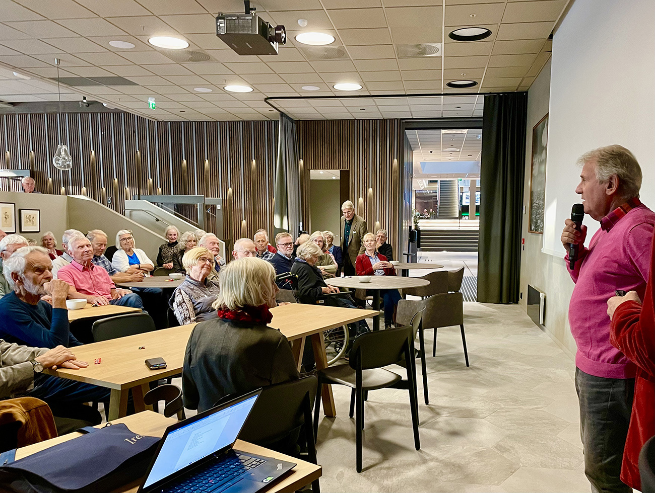 Bilde fra medlemsmøte i Eldre legers forening.