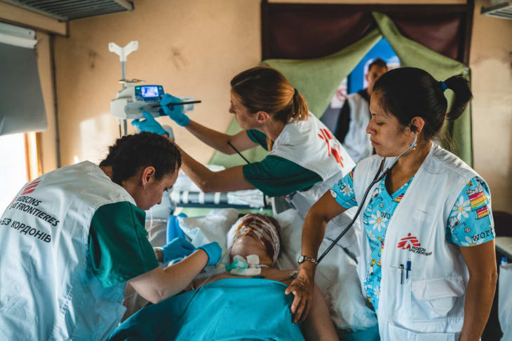 Leger som behandler en krigsskadet pasient. Foto:MSF