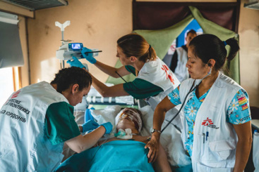 Leger som behandler en krigsskadet pasient. Foto:MSF