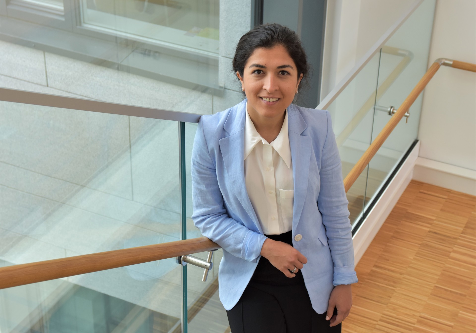 Dame står i trapp, Sahar Pahlavanyali foto Lisbeth Nilsen