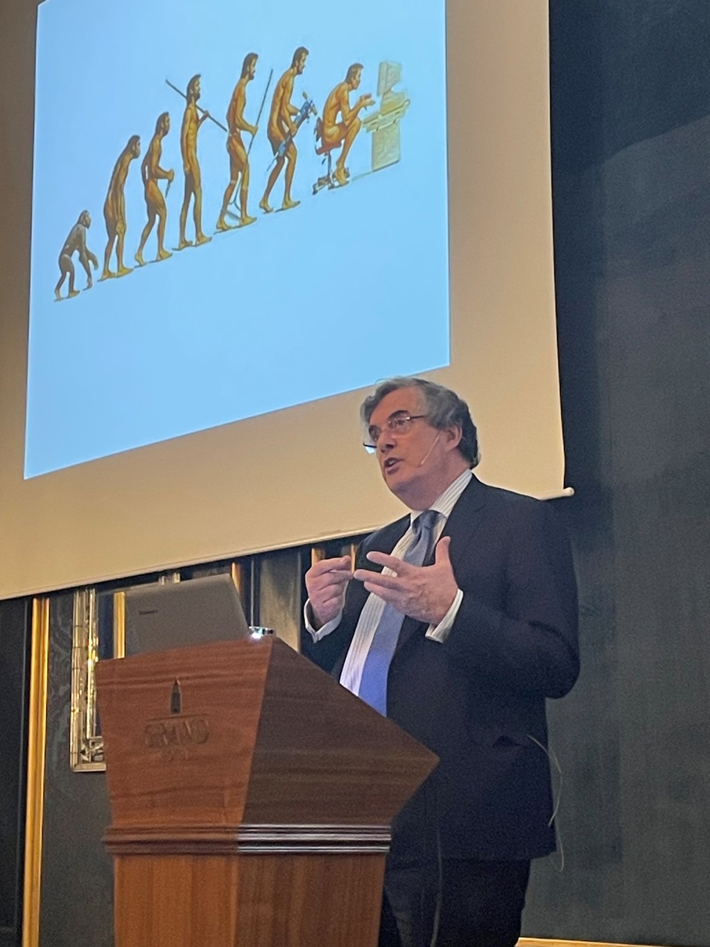 Taler under Den norske patologforenings 100 års jubileum. Foto: Ying Chen