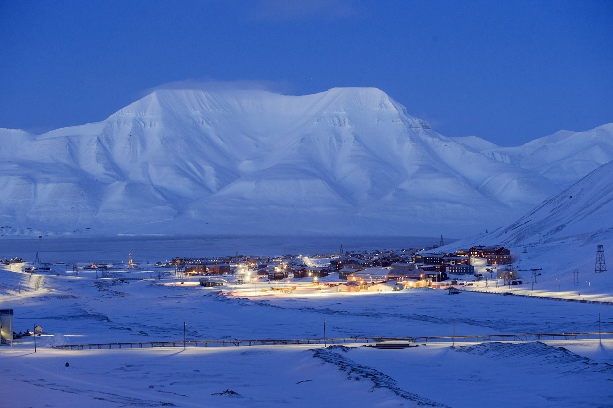 Longyearbyen i blåtimen. Foto: Istockphoto.com Credit:Rimante_Hegland