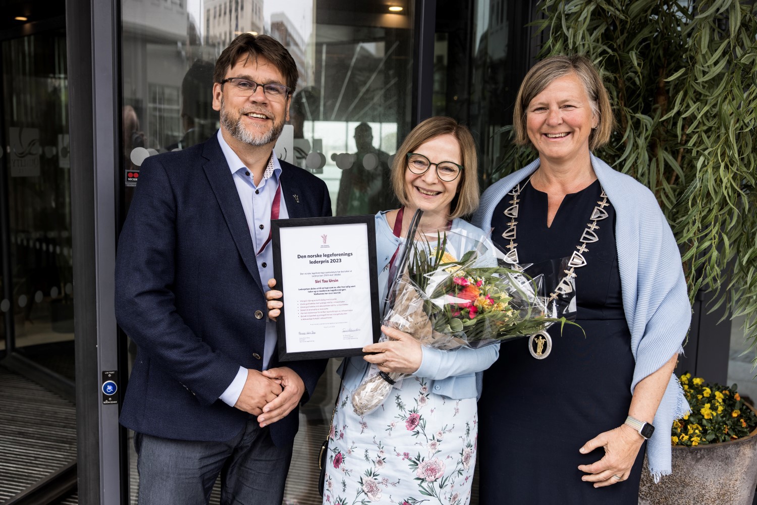 Prisvinneren Siri Tau Ursin mellom nestleder Nils Kristian Klev og president Anne-Karin Rime. Foto: Legeforeningen/Thomas B. Eckhoff