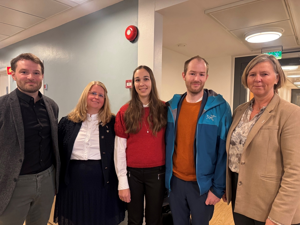 TILSTEDE I RETTEN: Fra venstre Sigurd Elias Slette (engasjert i saken), Ingeborg Henriksen (leder Yngre legers forening), Malene Laursen Schack (saksøker), Asbjørn Sune Schack (saksøker) og Anne-Karin Rime (president i Legeforeningen).