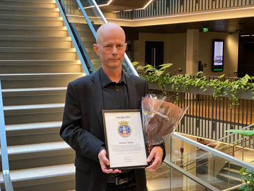 Bilde av Odd Martin Vallersnes i trappa inne på Legenes hus.