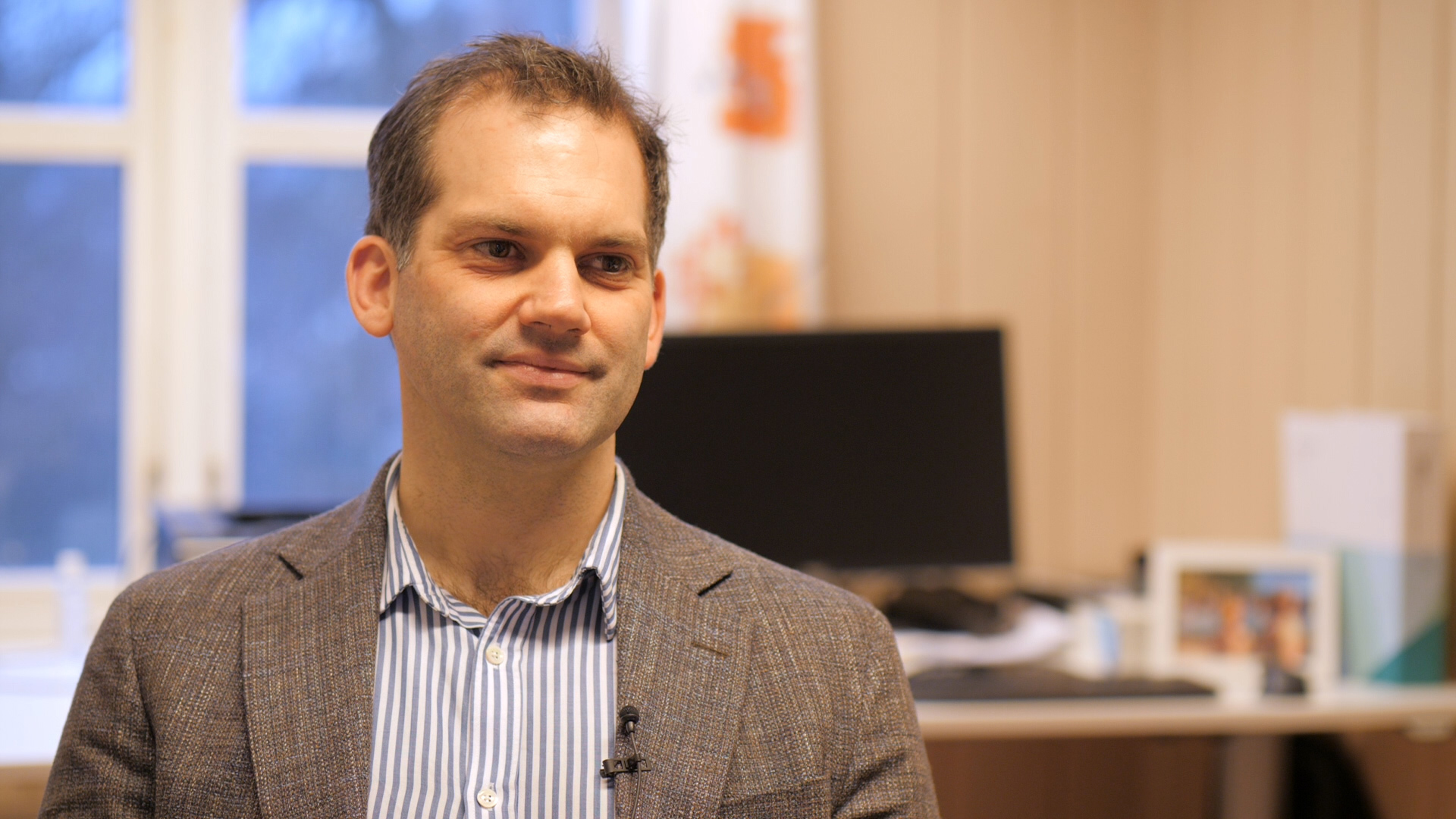 Man in office. Nicolas Øyane foto troy gulbrandsen legeforeningen