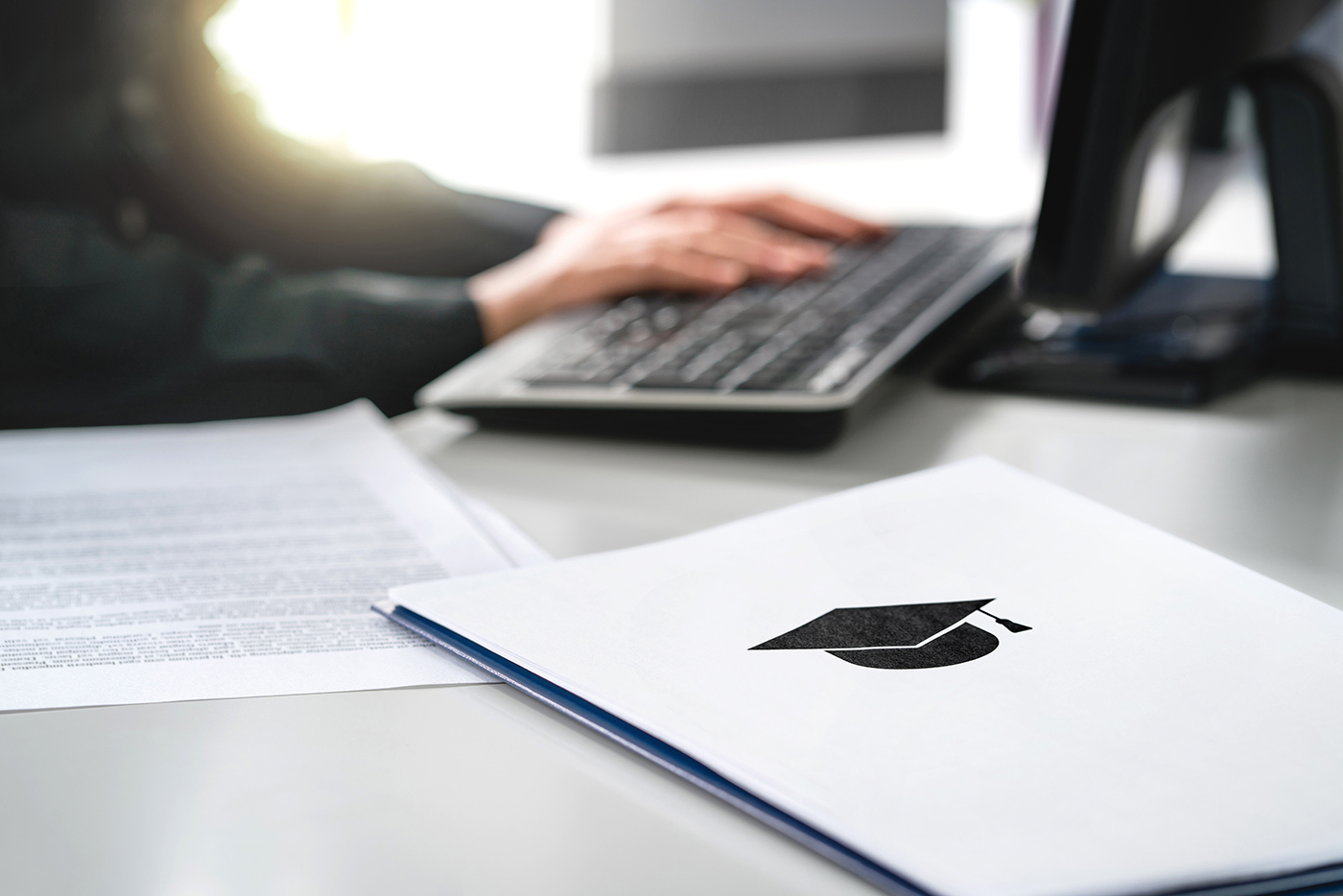 Bilde av en fyr som søker stipend ved en PC.