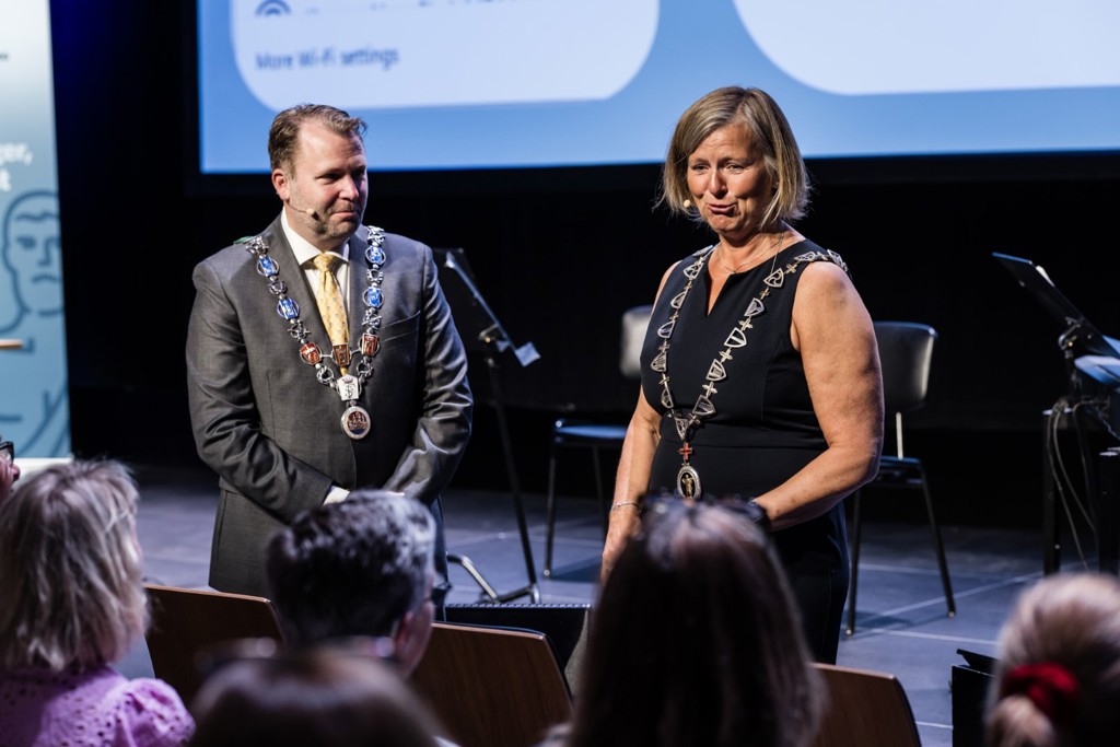 Anne-Karin Rime med ordføreren i Fredrikstad, Arne Sekkelsten (H). Foto: Legeforeningen/Thomas B. Eckhoff