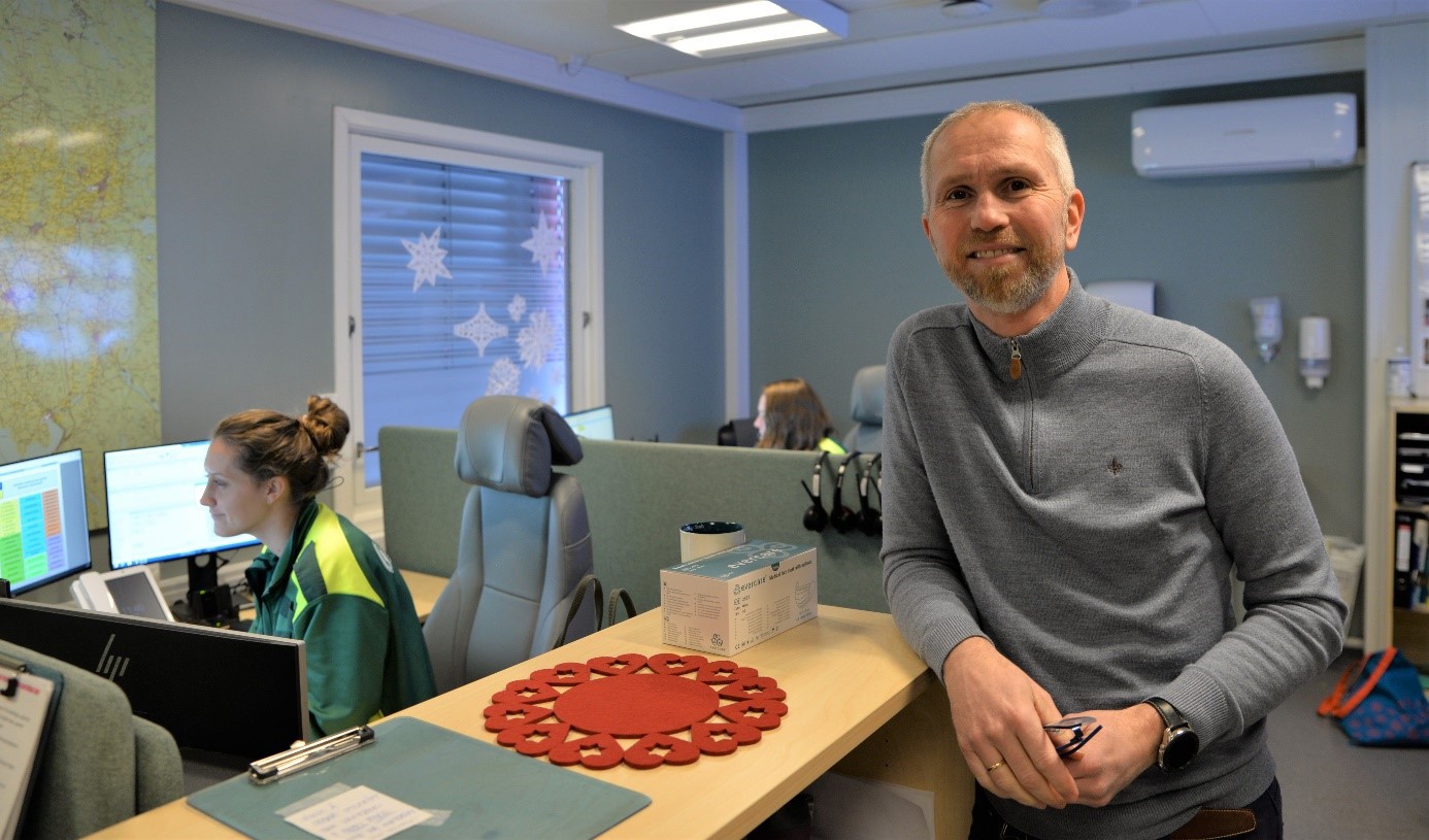 Mann på kontor. Foto: Atle Rørbakk