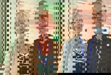 Anne-Karin Rime og avgått president i WMA, Ashok Phillip (Malaysia). Smilende kvinne til venstre, smilende mann til høyre. Hun har på seg lys dressjakke med stripete genser inni, han har på seg mørk dressjakke med mørk skjorte inni. 