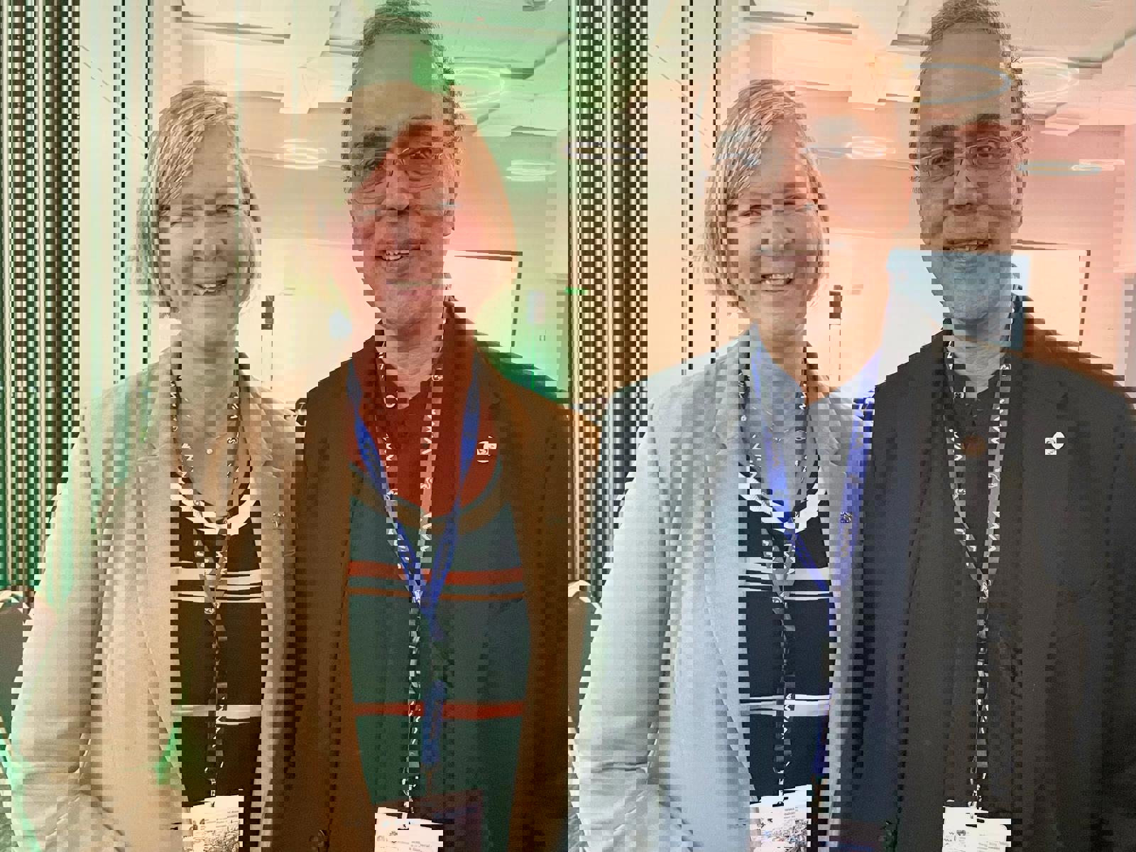 Anne-Karin Rime og avgått president i WMA, Ashok Phillip (Malaysia). Smilende kvinne til venstre, smilende mann til høyre. Hun har på seg lys dressjakke med stripete genser inni, han har på seg mørk dressjakke med mørk skjorte inni.