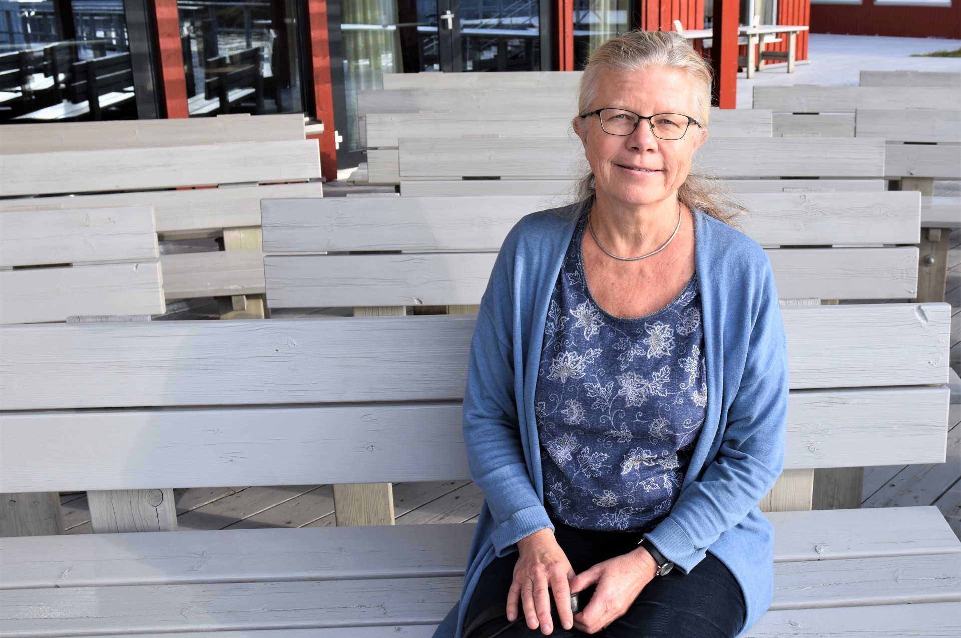 Kvinne sitter på en benk. Foto: Lisbeth Nilsen