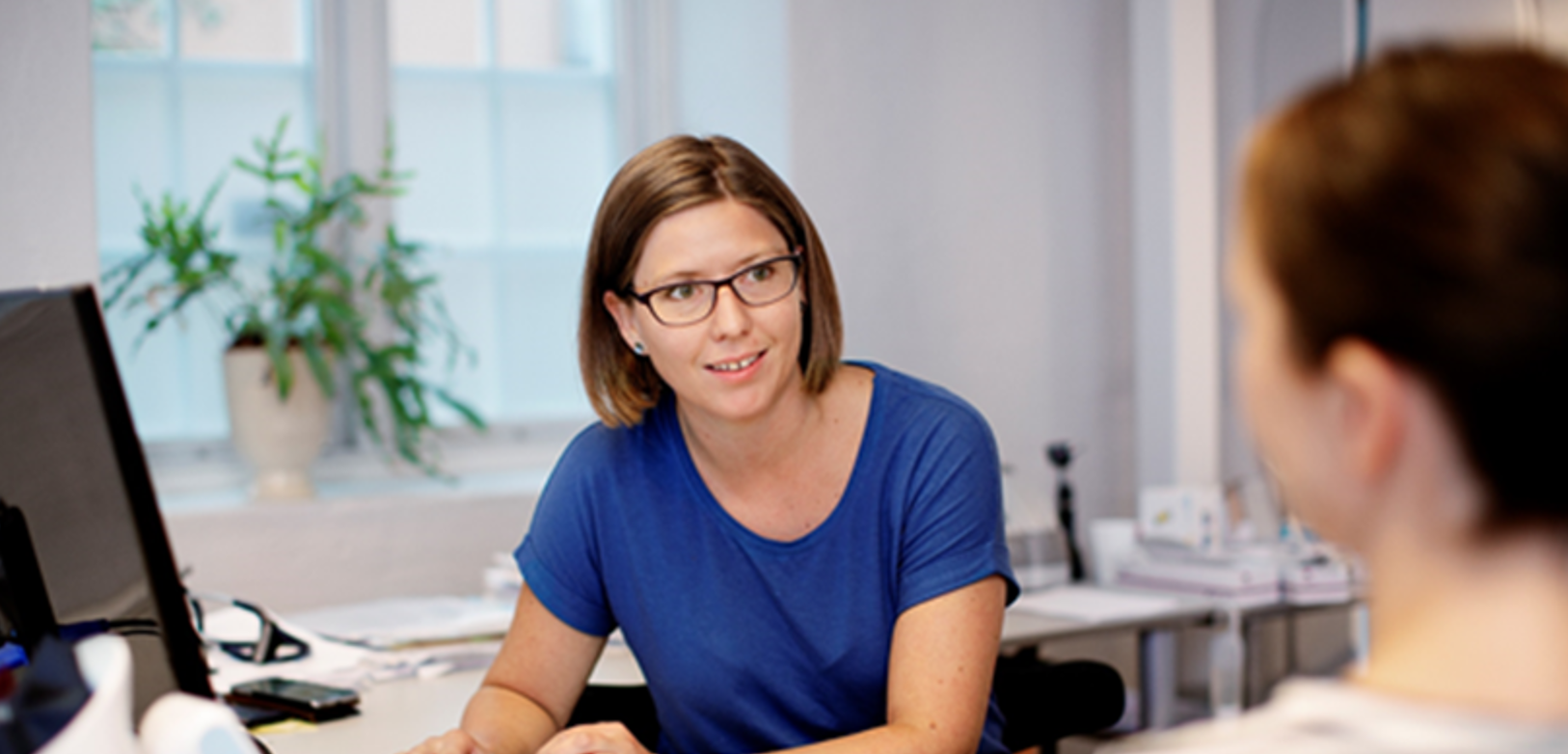 Bilde lege i dialog med pasient