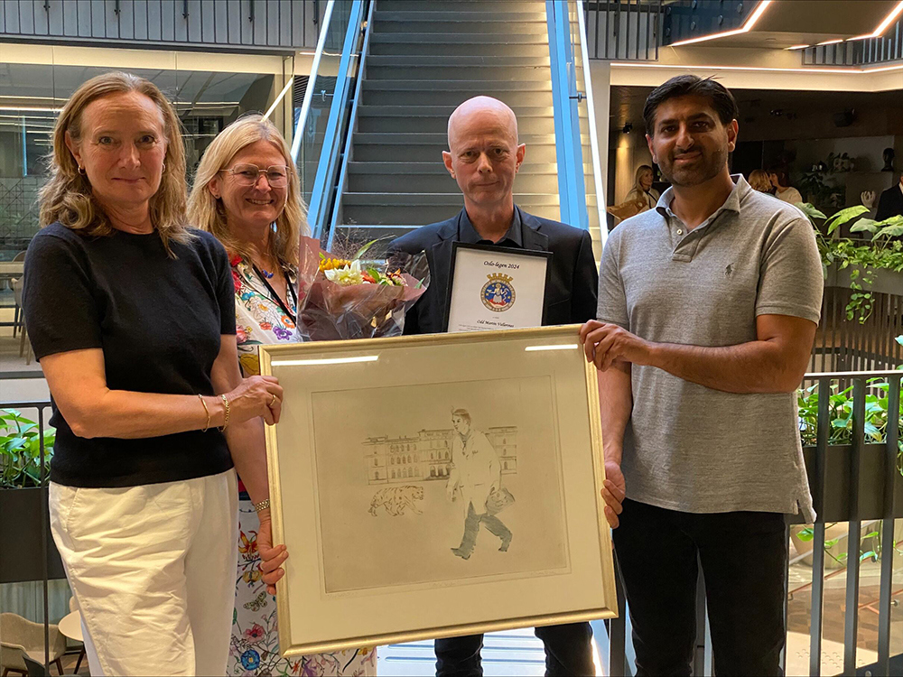 Odd Martin er avbildet med premien som viser at han fikk utmerkelsen Oslo-legen2024.