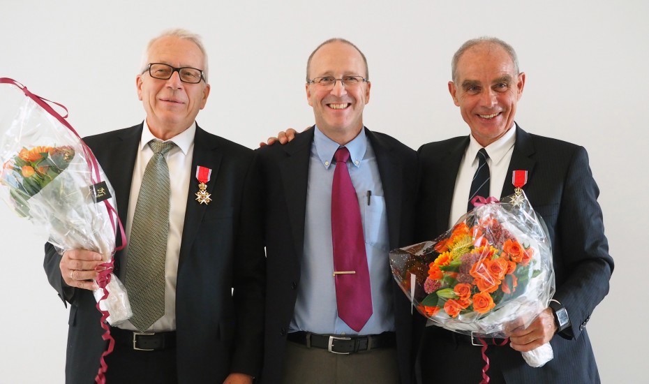 Leif Ivar Havelin (t.v.) og Lars B. Engesæter (t.h) sammen med leder for Nasjonal Kompetansetjeneste for leddproteser og hoftebrudd, Ove Furnes