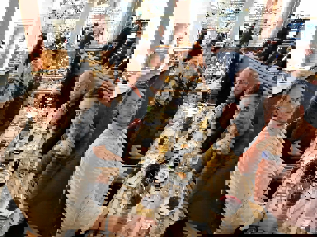 En gruppe mennesker som sitter rundt et bord på en restaurant.