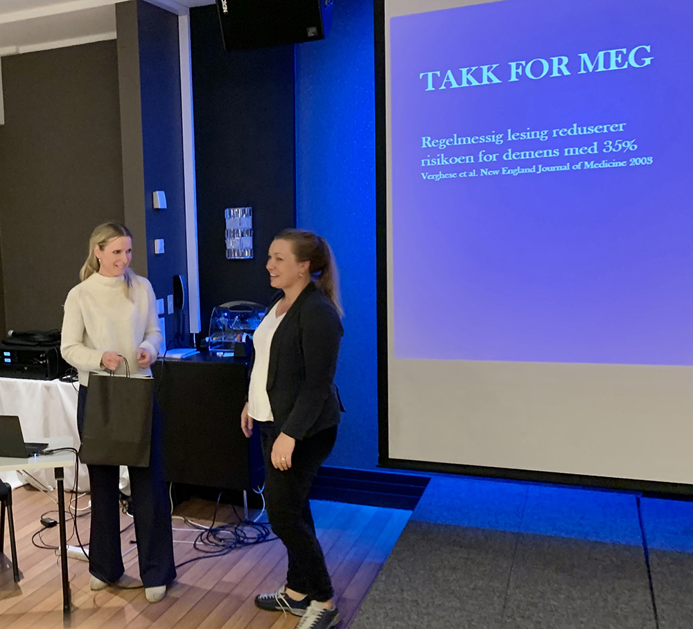 Karoline Sunnarvik-Ween takker Marte Roa Syvertsen for foredraget.