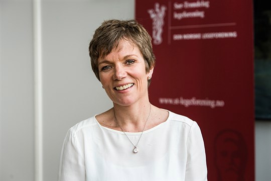 Fredag 8. desember ble ny forskrift for spesialistutdanning og spesialistgodkjenning for leger og tannleger vedtatt. Den nye forskriften er et ledd i revideringen av spesialistutdanningen. - Det er mange som har engasjert seg i arbeidet med ny ordning for spesialistutdanningen. Gjennom forskriften er viktige rammebetingelser lagt for utdanningen av fremtidige spesialister, kommenterer president i Legeforeningen, Marit Hermansen. Legeforeningen er fornøyd med at det har vært en reell høringsprosess og at forskriften stadfester og presiserer spesialitetskomiteenes rolle og betydning. Fagmiljøene, gjennom spesialitetskomiteene for hver spesialitet, skal fortsatt være en viktig premissgiver for innholdet i spesialitetene. - I forskriften står det tydelig at Helsedirektoratet skal innhente faglige råd fra fagmiljøene. Det er gledelig og viktig at helseministeren anerkjenner spesialitetskomiteenes erfaring og kompetanse, sier Hermansen. Spesialitetskomiteene fortsatt sentrale Direktoratet pålegges å innhente råd vedrørende utforming og forslag til endringer i læringsmål, samt anbefalinger om læringsaktiviteter. Direktoratet skal også innhente råd ved godkjenning og vurdering av utdanningsvirksomheter. - Den viktige rollen spesialitetskomiteene gis i forskriften sikrer høy kvalitet og fortsatt faglighet i fremtidens spesialistutdanning, konstaterer Hermansen. - Det har spesielt stor betydning for kvaliteten i spesialistutdanningen at spesialitetskomiteenes besøksordning videreføres. Legeforeningen er også positiv til at krav til internundervisning videreføres i den nye forskriften. Utdanningsavdelingen skal tilby minimum 70 timer per år. Tilstrekkelig overgangstid Forskriften trer i kraft 1. mars 2017 for del en. Overgangsordningen er gitt tre års varighet fra mars 2019. - Det har vært viktig for oss å få til en tilstrekkelig lang overgangsordning til nytt system og sikre at de som er kommet langt i utdanningen sin får mulighet til å fullføre etter gjeldende ordning, avslutter Hermansen.