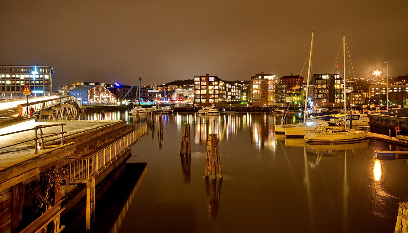 Bilde av skip i Trondheim havn, Norge. Foto: Colourbox.com.