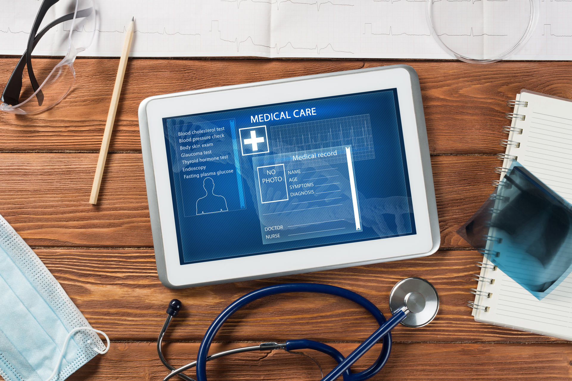 Pad og stetoskop på et bord. Colourbox bilde.