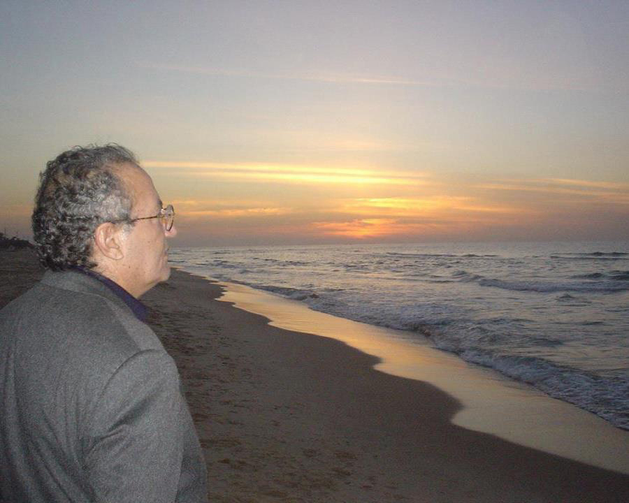 Bilde av Dr. Eyad al-Sarraj i maritime omgivelser.