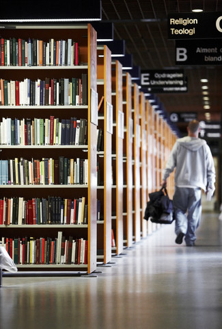 Hyller med bøker på et bibliotek. Foto fra Colourbox.com