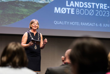 Anne-Karin Rime på scenen under landsstyremøtet i Bodø tirsdag. Foto: Legeforeningen/Thomas B. Eckhoff