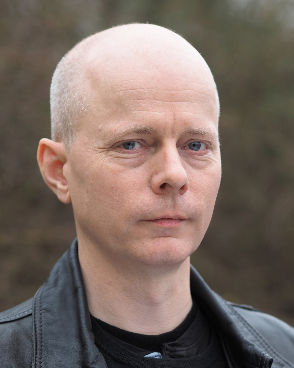 Portrait bold man outside in black leather jacket. Odd Martin Vallersnes foto Anbjørg Kolaas UiO