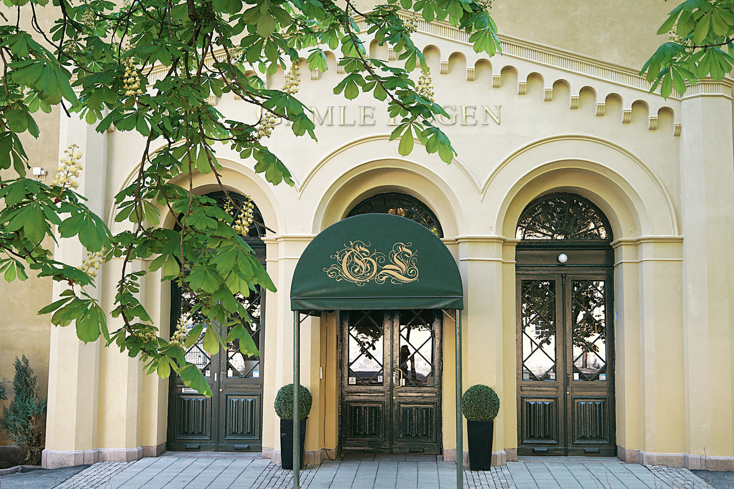 Gamle Logen fasade med trær. Foto: Gamle Logen