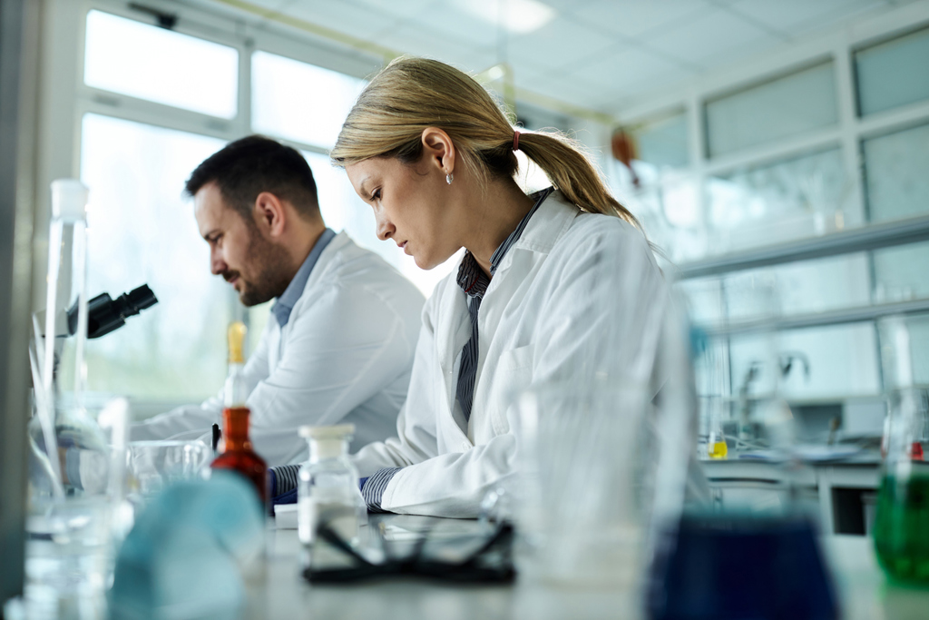 To leger som jobber i laboratoriet. Foto: IStocphoto.com/skynesher