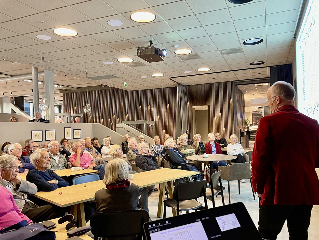 Glimt fra et medlemsmøte i Eldre legers forening.