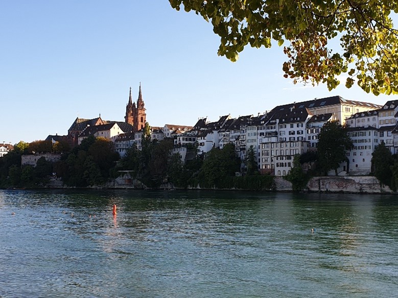 Rhinen og gamlebyen med Münsterkatedralen. Bruker du lupe ser du badende i Rhinen. Foto: Lars Gustav Lyckander