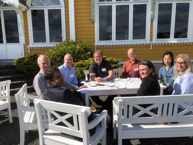 Gruppen som jobber ute. Foto: Privat