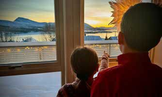 To barn ser ut av vinduet