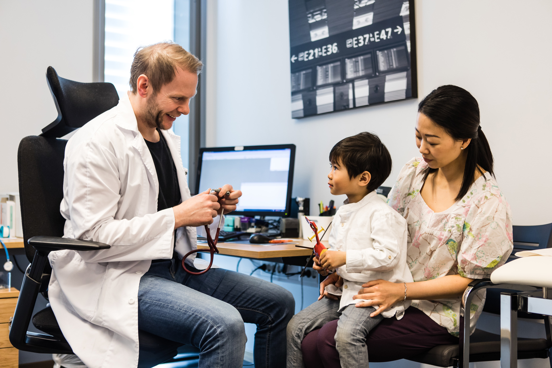 Lege behandler et barn på legekontor