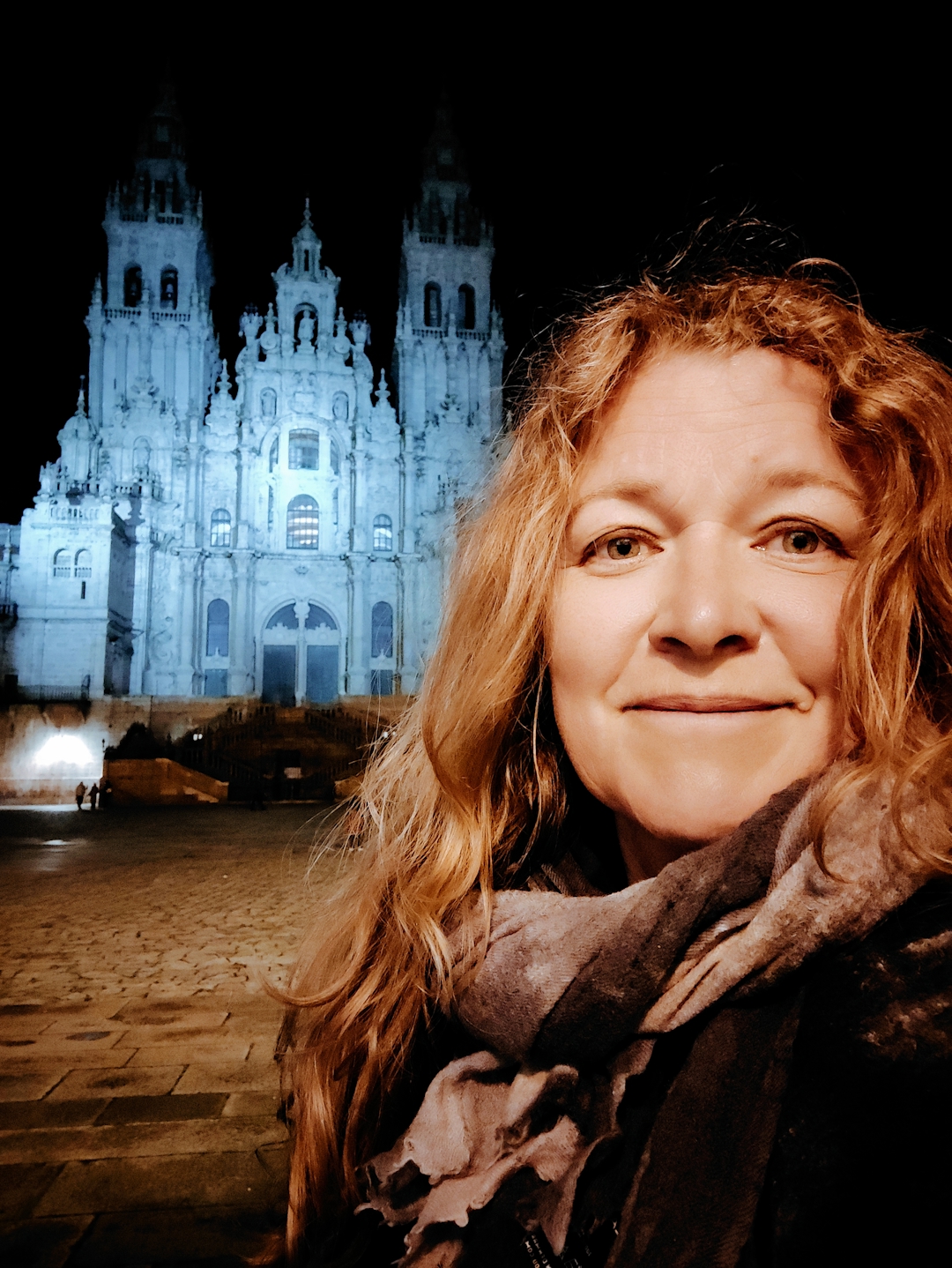 Kvinne foran majestetisk bygning.